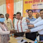 100 क्षय रोगियों को मिली पोषण पोटली, डीएम ने किया वितरण